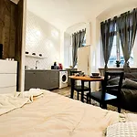 Walk 50m To Market Square & Rynek! Stylish 1br, Kitchen